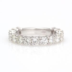 Diamantalliancering af 18 kt. hvidguld prydet med talrige brillantslebne diamanter på i alt ca. 2.08 ct. Farve. Wesselton H. Str. 52.