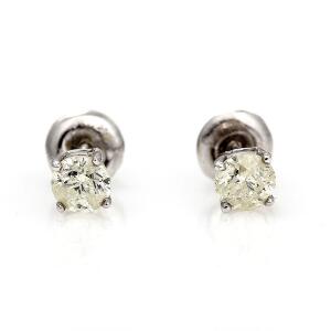 Et par diamantørestikker af 14 kt. hvidguld hver prydet med brillantslebet diamant på ca. 0.32 ct. Farve. Yellow. Klarhed. P 2
