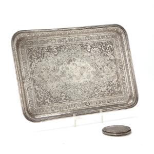 Iransk bakke af sølv samt pudderdåse af sølvholdigt metal, ustemplet. Bakke,  vægt 1.674 gr. L. 44 cm. 2