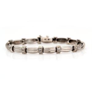 Diamantarmbånd af 14 kt. hvidguld prydet med talrige enkeltslebne diamanter. L. 20,5 cm. Vægt 22,5 gr. Ca. 1980.