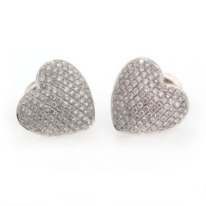 Et par diamantørestikker af 14 kt. hvidguld i form af hjerter hver prydet med talrige på i alt ca. 0.90 ct. L. ca. 1,3 cm. Ca. 2007. 2
