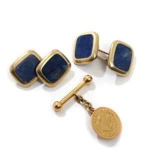 Et par lapis lazuli manchetknapper af 14 kt. guld samt enkelt manchetknap i form af mexikansk guldmønt. Ca. 1930-50erne. 3