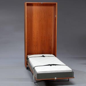 Hans J. Wegner Ry-100. Opklappelig seng af teak, ben og beslag af poleret stål. Udført hos Ry Møbler.