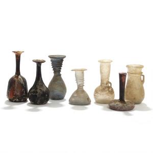 En samling antikke romerske vaser af klart og farvet glas. 2.-3. årh. H. 11-16. 7