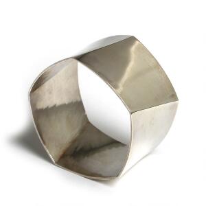 Allan Scharff Kantet armring af sterlingsølv, dobbelt stemplet Hans Hansen og Georg Jensen efter 1945. B. 4,1. Diam. 6,7.