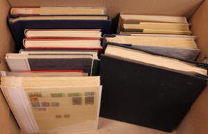 Flyttekasse. Med ældre samling fra mange forskellige lande opsat i indstiksbøger incl. meget oversøisk materiale.