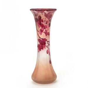 Legras Høj art nouveau vase af rosa, matteret glas overlagt med mørkelilla bemalet glas med motiver i form af druer og blade. Sign. Legras. H. 35,3.