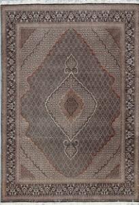 Tabriz tæppe, Persien. Medaljondesign på blå bund med heratimønster. Konturer med silkeluv. Ca. år. 2000. 352 x 246.