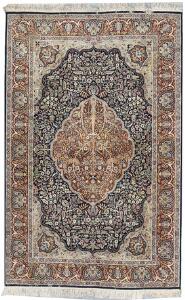 Pakistanindisk tæppe udført i klassisk KirmanTabriz design. God kvalitet. 20. årh.s slutning. 141 x 222.
