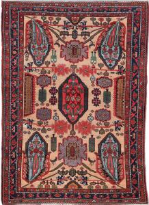 Semiantikt Baktiari tæppe, Persien. Dekorativt design med store forbundne palmetter og bladværk på lys bund. Ca. 130 x 200.
