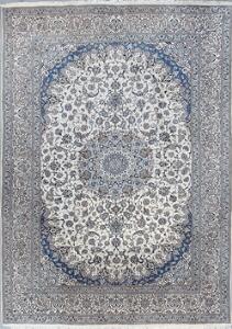 Nain tæppe, Persien. Medaljon design på lys bund prydet med blomster og bladværk, konturer med silkeluv. 20. årh.s slutning. 410 x 291.