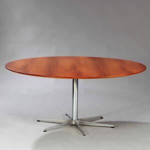 Arne Jacobsen Spisebord opsat på stel af forkromet stål med sekspasfod. Cirkulær top af mahogni. Udført hos Fritz Hansen.