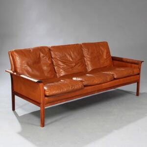 Dansk møbeldesign Fritstående tre-pers. sofa med stel af palisander. Sider, ryg samt løse hynder betrukket med brunt farvet skind. L. 185.