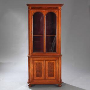 Bogskab af nøddetræ. Danmark, 19. årh.s slutning. H. 196. B. 83. D. 43.