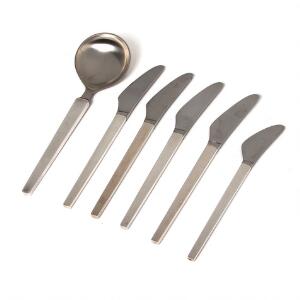 Hans Hansen, Magnus L. Stephensen Fregat, m.m. Knive samt serveringsske med skafter af sterlingsølv. Udført og stemplet hos Georg Jensen og Hans Hansen. 7