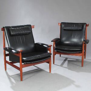 Finn Juhl Bwana. Et par lænestole med stel af teak. Sæde, ryg samt løs nakkepude betrukket med sort skind. Model FD 152. 2
