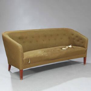 Ludvig Pontoppidan Fritstående to-en-halv pers. sofa opsat på tilspidsende ben af teak. Sider, sæde samt dybthæftet ryg betrukket med grøn uld. Model 47.