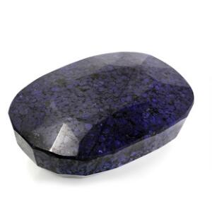 Større uindfattet safir på ca. 7202.00 ct. L. ca. 13,5 cm. B. ca. 9,2 cm. H. ca. 5 cm. Certifikat medfølger.