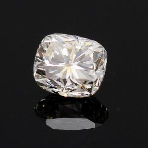 Uindfattet cushion cut diamant på ca. 0.52 ct. Farve. J. Klarhed. SI2. Certifikat nr. 13021311002 fra HRD Antwerp medfølger.