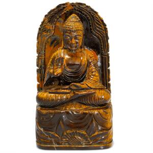 Buddhastatue af tigerøje. H. ca. 17,5 cm. B. ca. 9 cm. D. ca. 4,2 cm. Vægt ca. 1,176 kg.