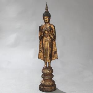 Thailandsk buddha af delvis forgyldt bronze stående i Vajrapradama Mudra på firdelt lotustrone. 19. årh. H. 106 cm.