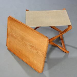 Kaare Klint Propeltaburetten. Propelformet foldetaburet af ask, udspændt med sæde af kanvas, tilhørende bakke. 2