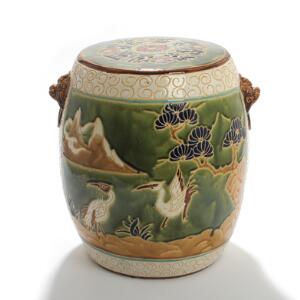 Orientalsk garden seat af porcelæn, dekoreret i farver med landskaber, blomster og ornamentik. 20. årh. H. 39.