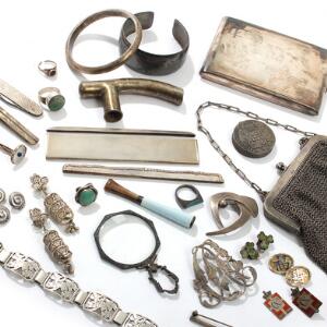 Samling diverse smykker m.m. af sølv og sterlingsølv. 19.-20. årh. 37