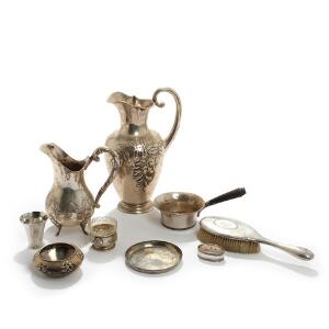 En samling sølv og sterlingsølv bestående af kande, mælkekande, servietring, bæger m.m. Vægt ca. 1190 gr. Kande H. 26,5. Kasserolle L. 19. 9