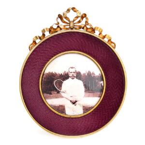 Ivan Britsin Russisk ramme af forgyldt og lilla translucent emalje. Isat billede af Zar Nikolaj II af Rusland som tennisspiller. Ca. 1910. H. 8,5.