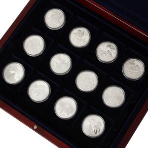 Æske med samling af medailler fra serien Danmark under Besættelsen, i alt 36 stk., Ag, ca. 970 g 9251000