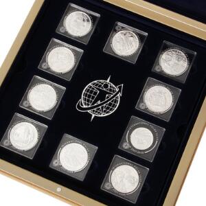 Trææske med sølvmønter i samlingen International Polar Year 2007-2008, i alt 13 stk. fra diverse lande