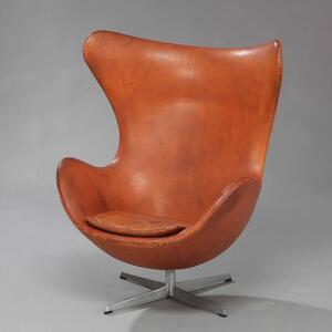 Arne Jacobsen Ægget. Hvilestol med profileret, formstøbt stamme og firpasfod af aluminium, betrukket med originalt patineret brunt skind.