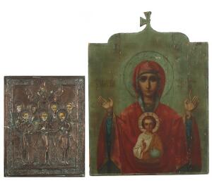 Russisk dobbeltsidet ikon med Tegnets Gudsmoder og Skt. Nikolaj samt ikon med helgener dækket af punslet oklad af kobber. 44 x 35 og 30 x 24. 2