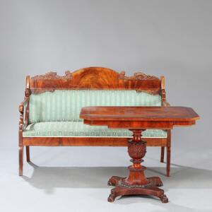 Russisk bord og sofa af mahogni. Senempire stil, 19. årh.s slutning. Sofa L. 152. Bord. H. 74. L. 100. B. 60. 2.