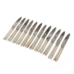Sæt på 12 knive med ottesidede greb af sølv. Utydelige stempler. 18.19. årh. L. 24 cm. 12