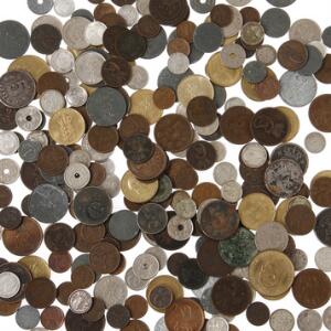 Samling af danske krone- og øremønter fra 1873 og fremefter, i alt ca. 220 stk. i varierende kvalitet med enkelte bedre iblandt, bl.a. 10 øre 1959