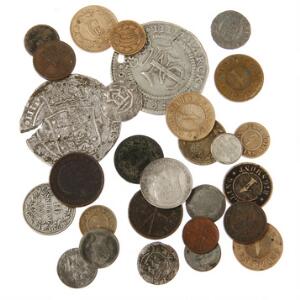 Æske med samling af mønter fra hele verden, bl.a en del sølvmønter, 200 kr 1992 og 2004, diverse skillingsmønter m.m. - en samling der er et gennemsyn værd