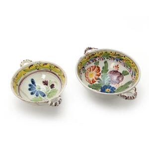 To Kellinghusen øreskåle af plykrom bemalt keramik. 19. årh. Diam. 1922 cm. 2