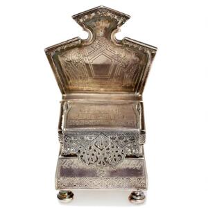 S. M. Ikonnikov Russisk saltkar af sølv i form af russisk tronstol. Guardein A. A. Kovalski 1879. Vægt ca. 202 gr. H. 11,2.