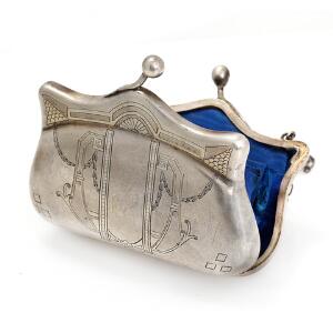 Russisk taske af sølv, indvendig monteret med blå silke. Utydelig mesterstempel, Moskva 1908-1917, lødighed 84. Vægt ca. 154 gr. L. 10.