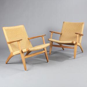 Hans J. Wegner CH 25. Et par lænestole af egetræ, sæde og ryg med flettet papirgarn. Udført hos Carl Hansen  Søn. 2