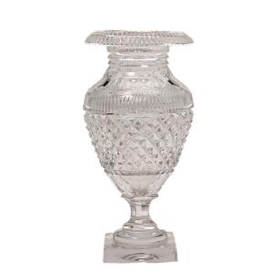 Balusterformet vase af sleben krystal. Antagelig Rusland. 20. årh. H. 24.