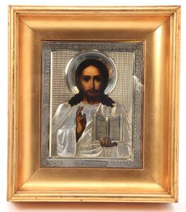 Russisk ikon forestillende Kristus Pantokrator dækket af rigt punslet og ciseleret sølv oklad. Ca. 1900.