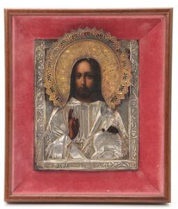 Russisk ikon forestillende Kristus Pantokrator dækket af rigt punslet og ciseleret sølv oklad med forgyldt halo. 19. årh. 18 x 14. Monteret i kiot 26 x 22.