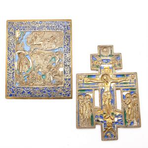 To russisk rejseikoner af messing kors med den korsfæstede Jesus  samt ikon forestillende Elia´himmelfart. 14,5 x 12. Ca. 1900.2