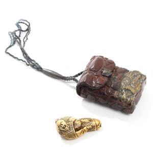 Japansk netsuke af udskåret elfenben i form af munk. H. 6,5. Samt etui af krokodilleskind. Ca. 1900. 2