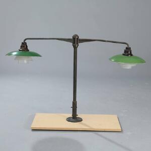 Poul Henningsen PH-32. Dobbelt pultlampe. Bordlampe med to drejelige arme, skærme af grønhvid metal og matglas.