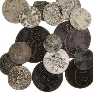 Lille smaling mønter fra Frederik II, bl.a. 2 skilling 1565, H 16 samt mønter fra Christian IV, Frederik III og Christian VII, i alt 16 stk.