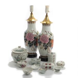 Et par kinesiske bordlamper, lågskål, ni kopper og æsker af porcelæn, alle dekoreret i farver. 20. årh. H. 3-54. 12